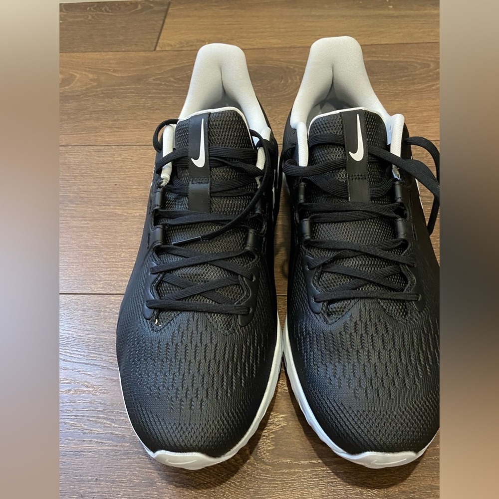 Brand new Nike golf shoes